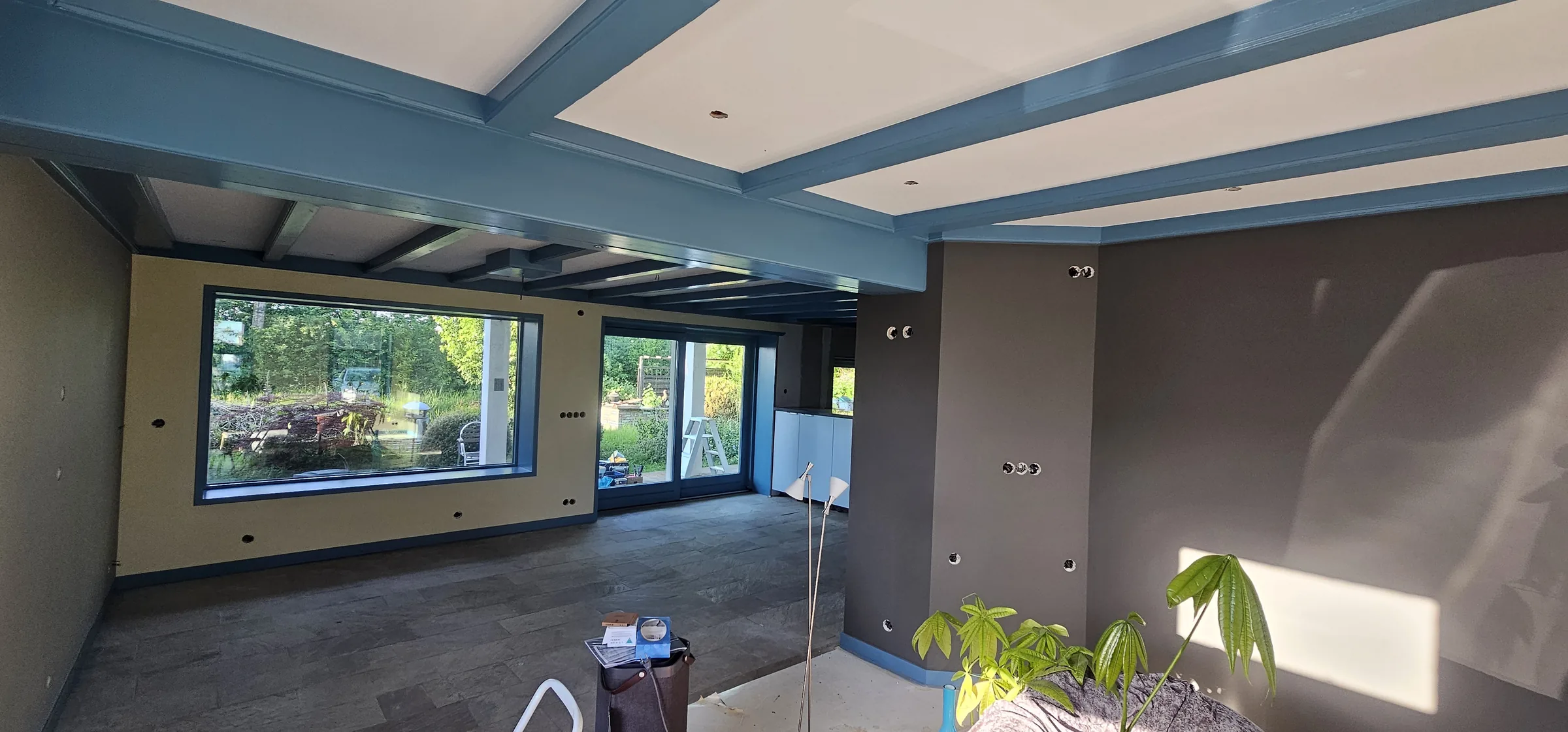 Interieur schilderwerk met balkenplafond